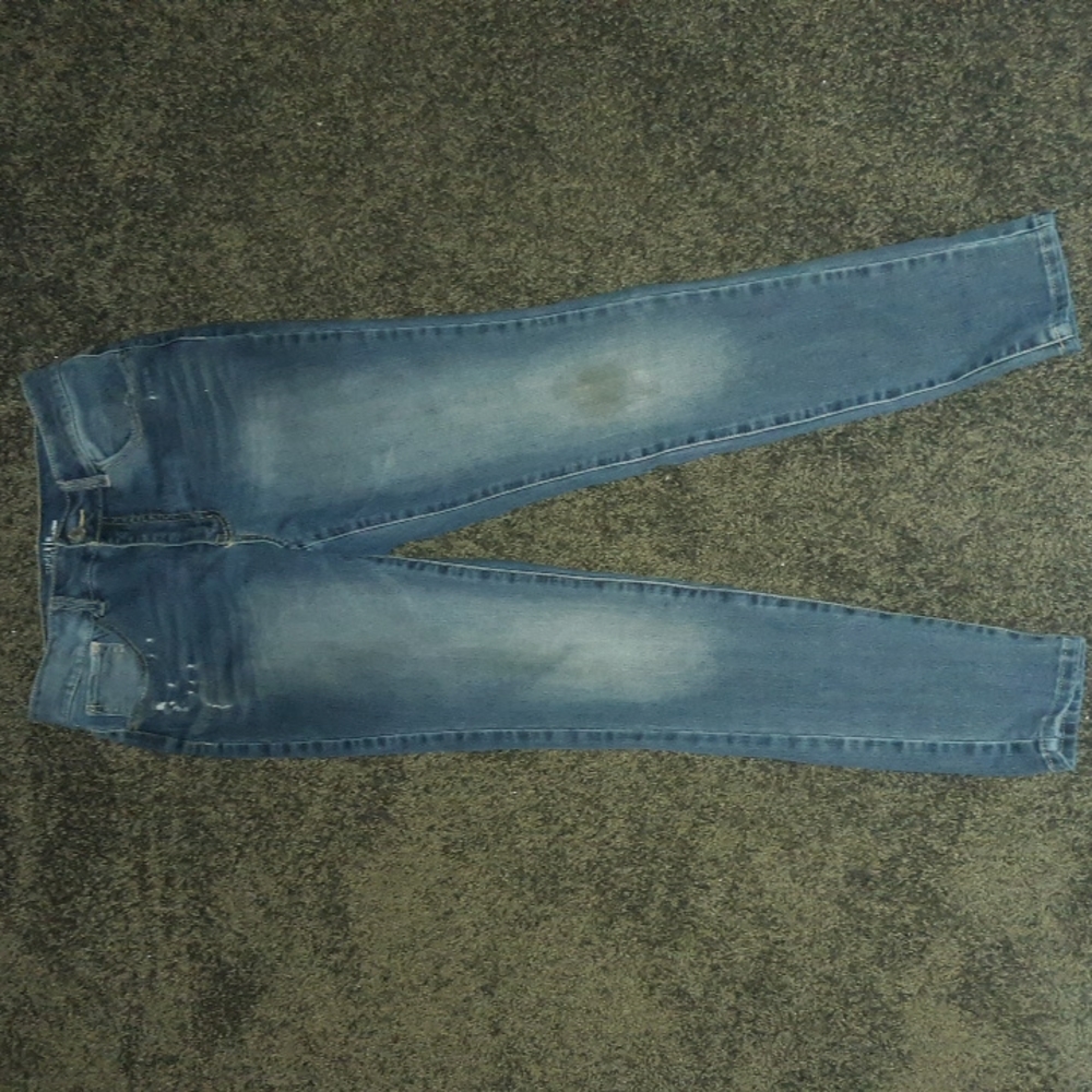 Size is 8 and they are faded blue jeans high rise